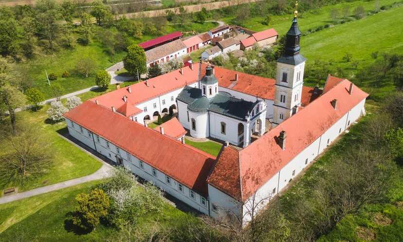 2024/03/images/tour_698/manastir-krusedol-srbija1965785344-830x553.jpg